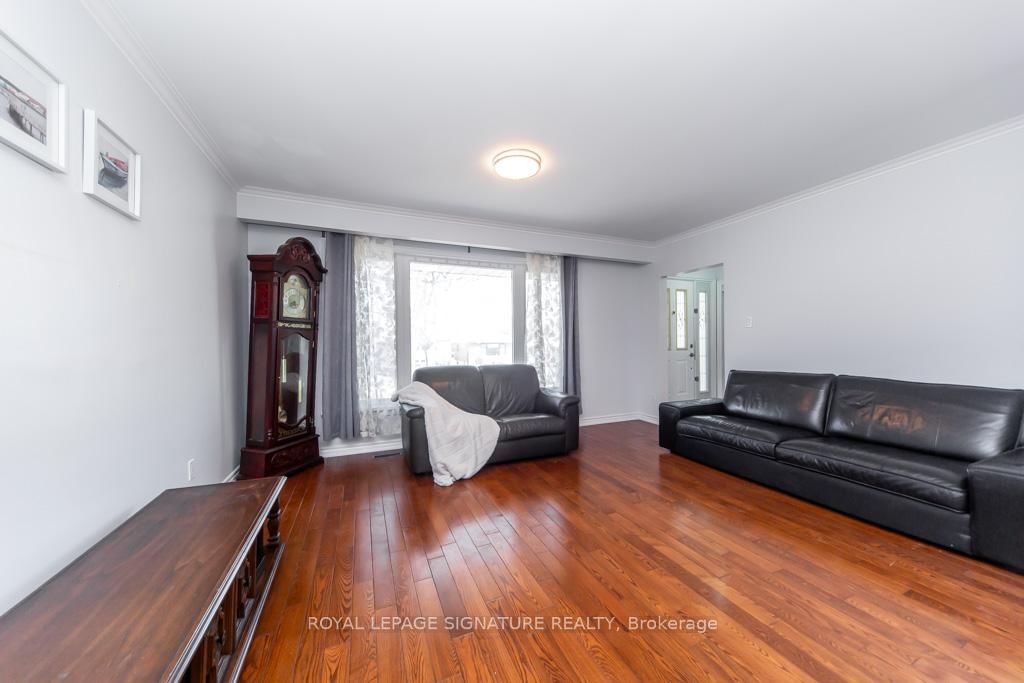 Detached House for sale at 33 Renault Crescent, Toronto, Ontario, M9P 1J2 - Humber Heights - MLS: W12970632