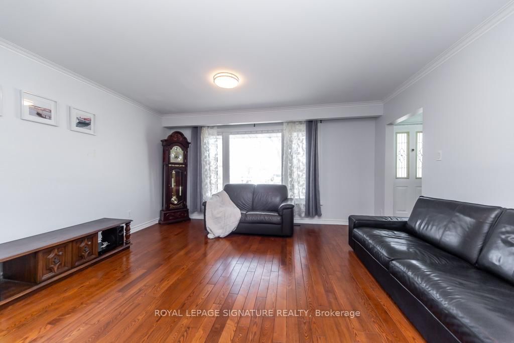 Detached House for sale at 33 Renault Crescent, Toronto, Ontario, M9P 1J2 - Humber Heights - MLS: W12970632