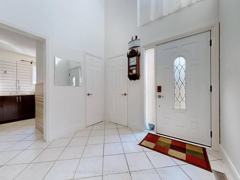 5992 Ladyburn Cres, Mississauga, L5M 4V9 | Image 3