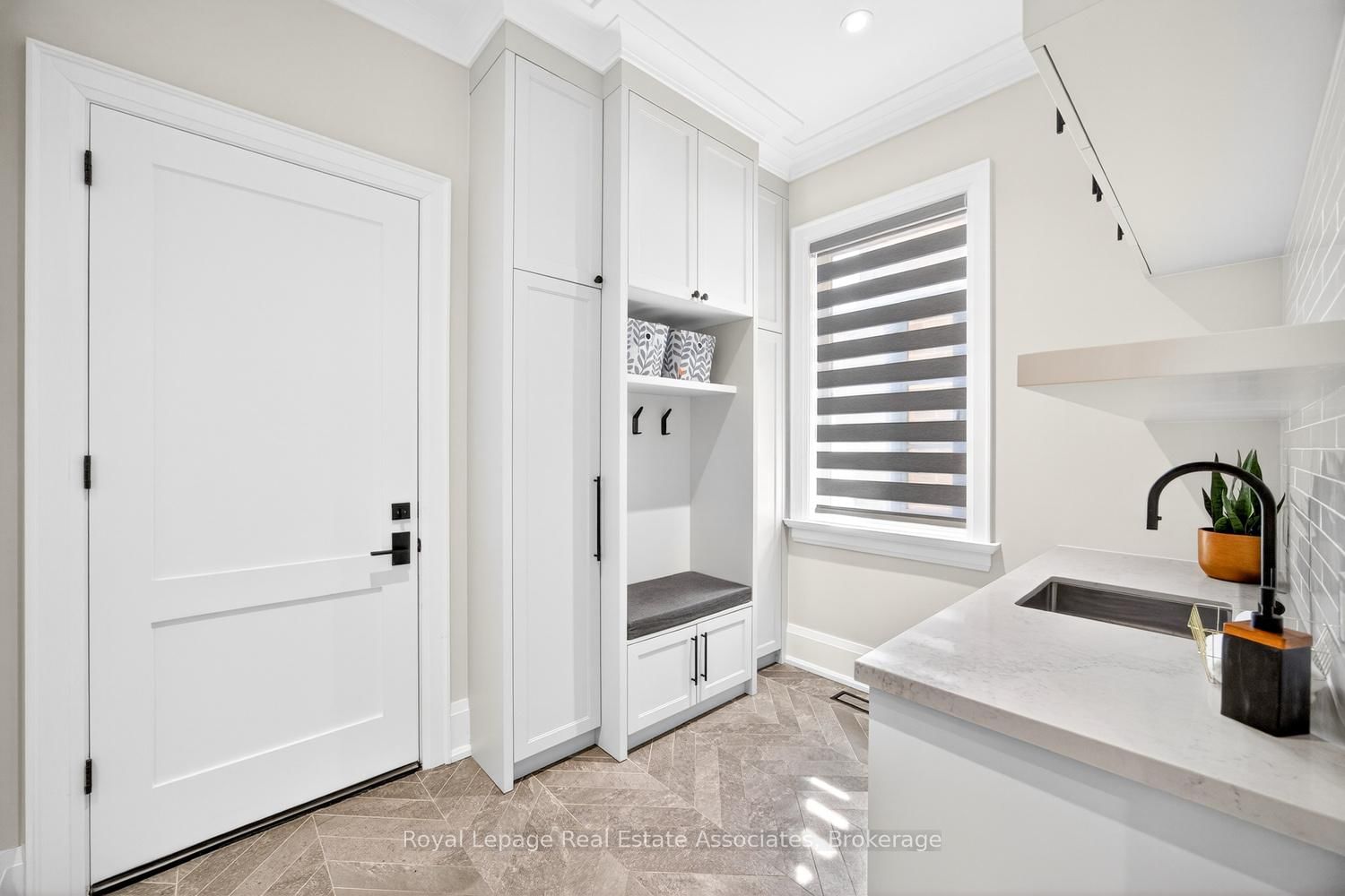 Detached House for sale at 16 Dorlen Avenue, Toronto, Ontario, M9B 5A9 - Islington-City Centre West - MLS: W12971474