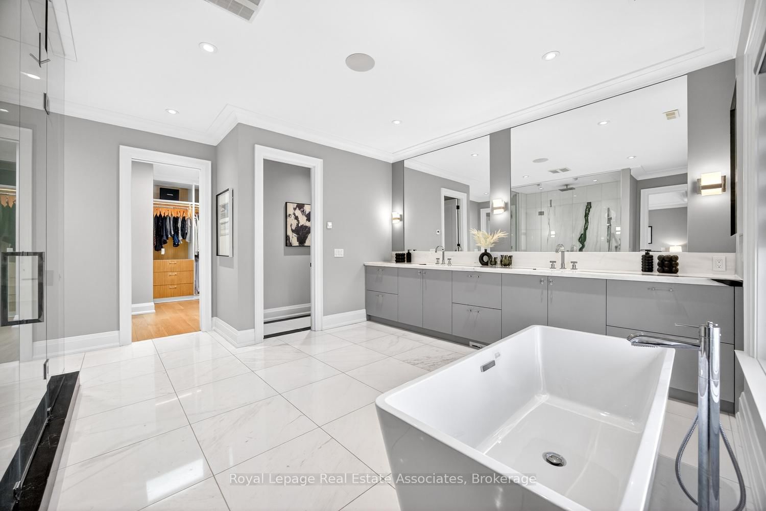 Detached House for sale at 16 Dorlen Avenue, Toronto, Ontario, M9B 5A9 - Islington-City Centre West - MLS: W12971474