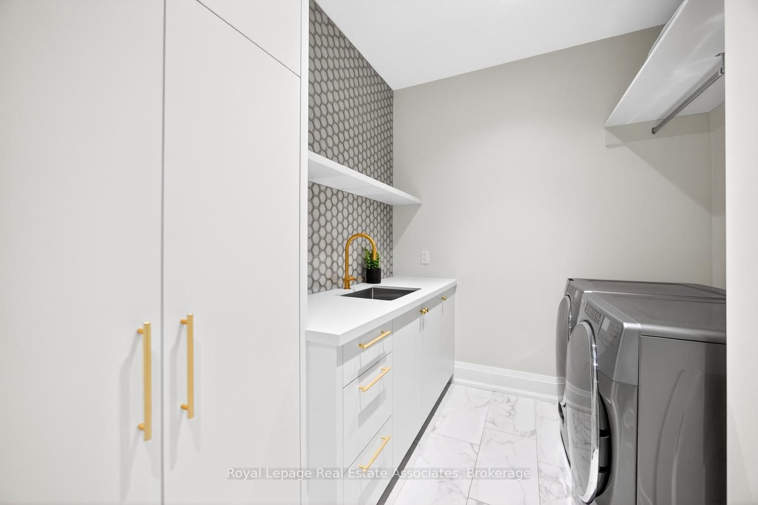 Detached House for sale at 16 Dorlen Avenue, Toronto, Ontario, M9B 5A9 - Islington-City Centre West - MLS: W12971474