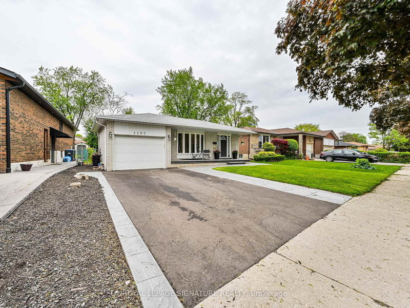 1195 Chada Ave, Mississauga, L5C 1P8 | Image 2