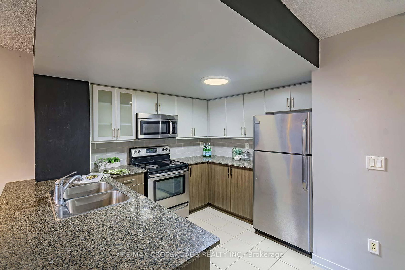 812 Lansdowne Avenue, Unit 114 - Photo 14