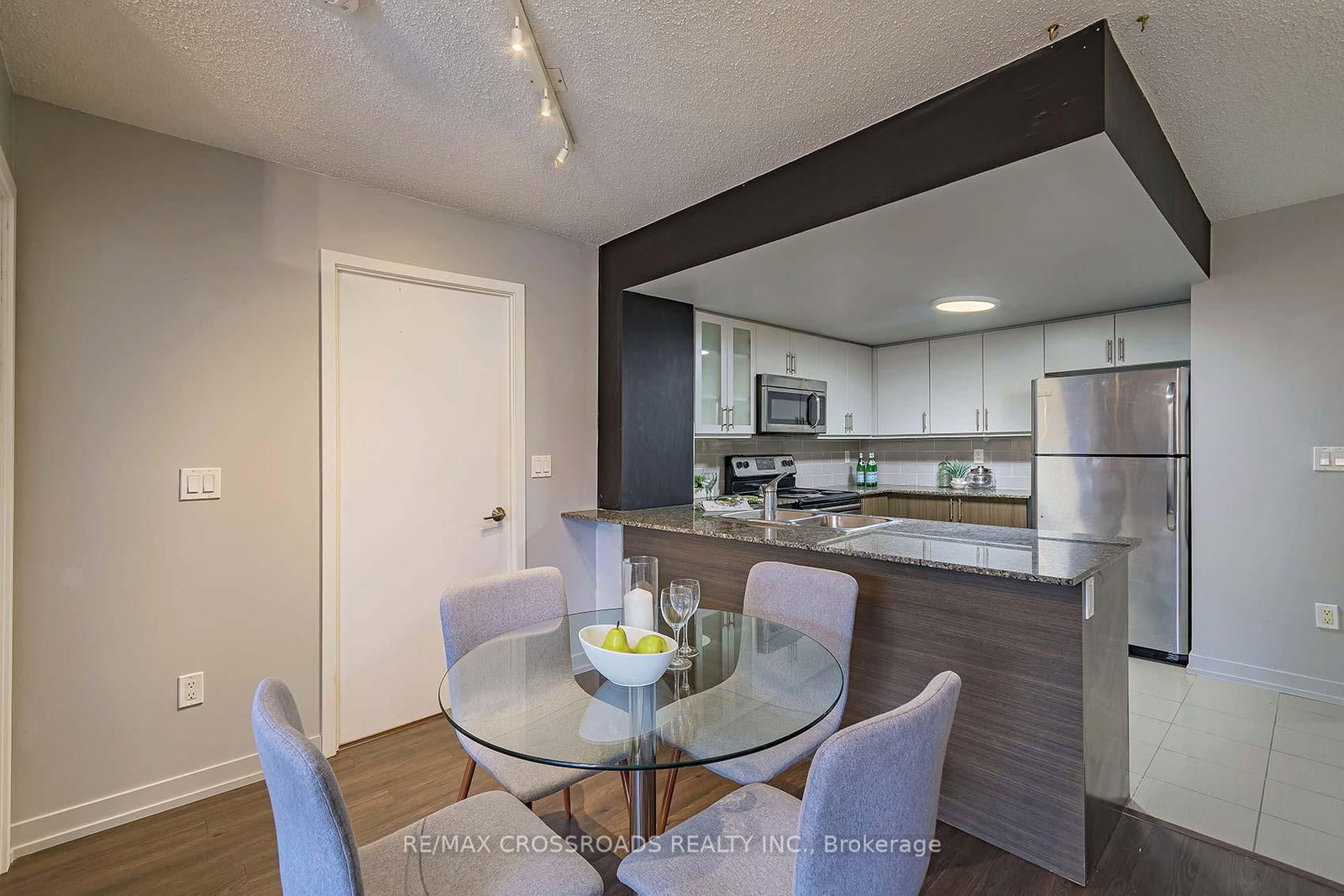 812 Lansdowne Avenue, Unit 114 - Photo 17