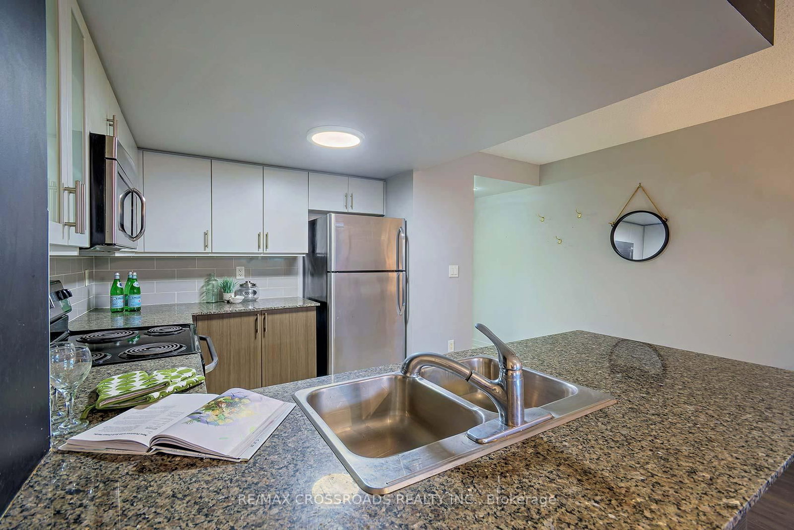 812 Lansdowne Avenue, Unit 114 - Photo 18