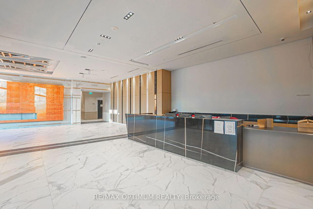 803 - 202 Burnhamthorpe Road E