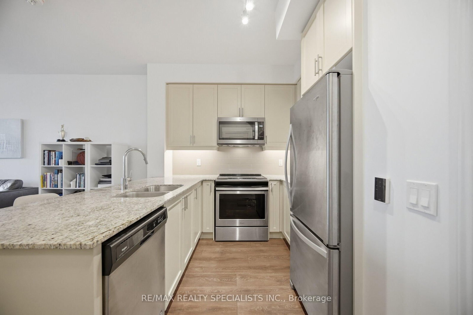 Condo for sale at 405-1050 Main Street, Milton, Ontario, L9T 9M3 - Dempsey - MLS: W12973200