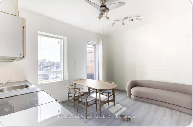 2963 Dundas Street W