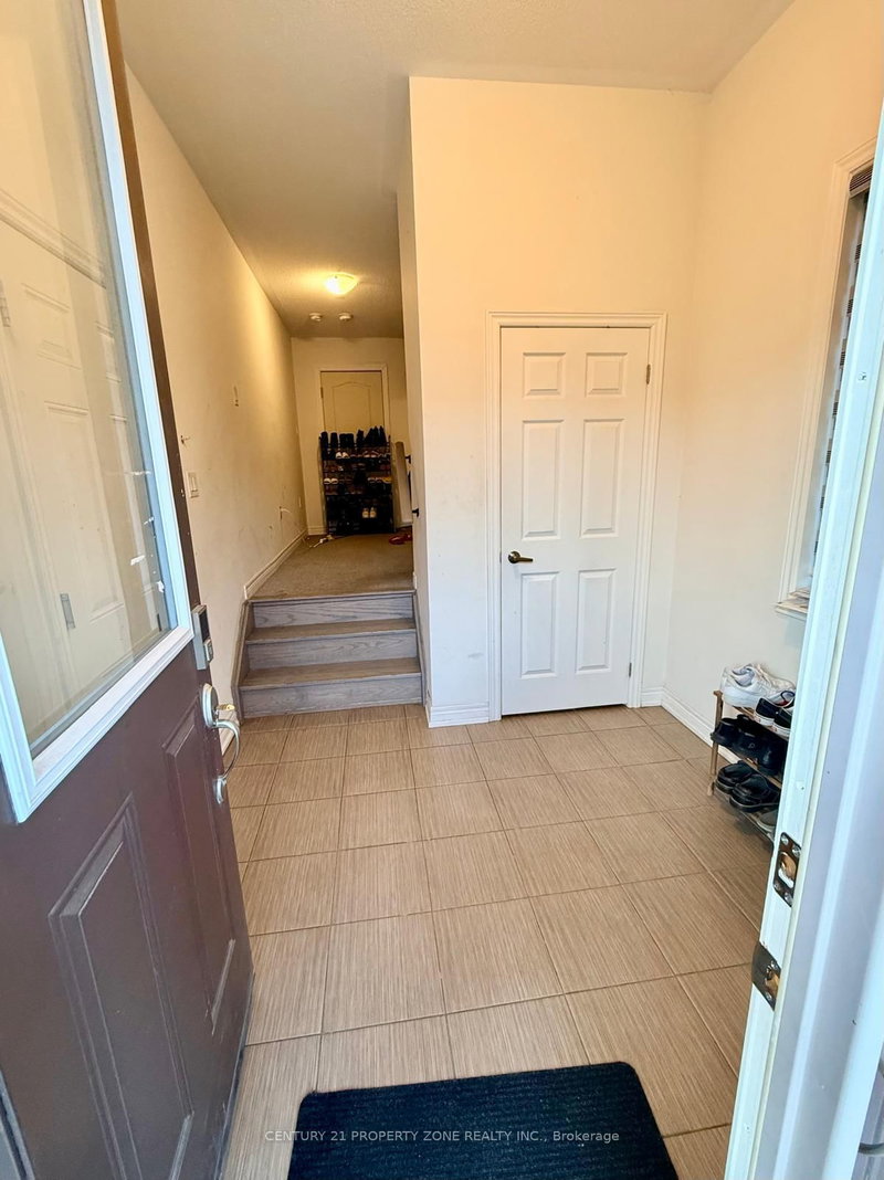 Upper - 41 Hashmi Pl, Brampton, L6Y 6J9 | Image 2