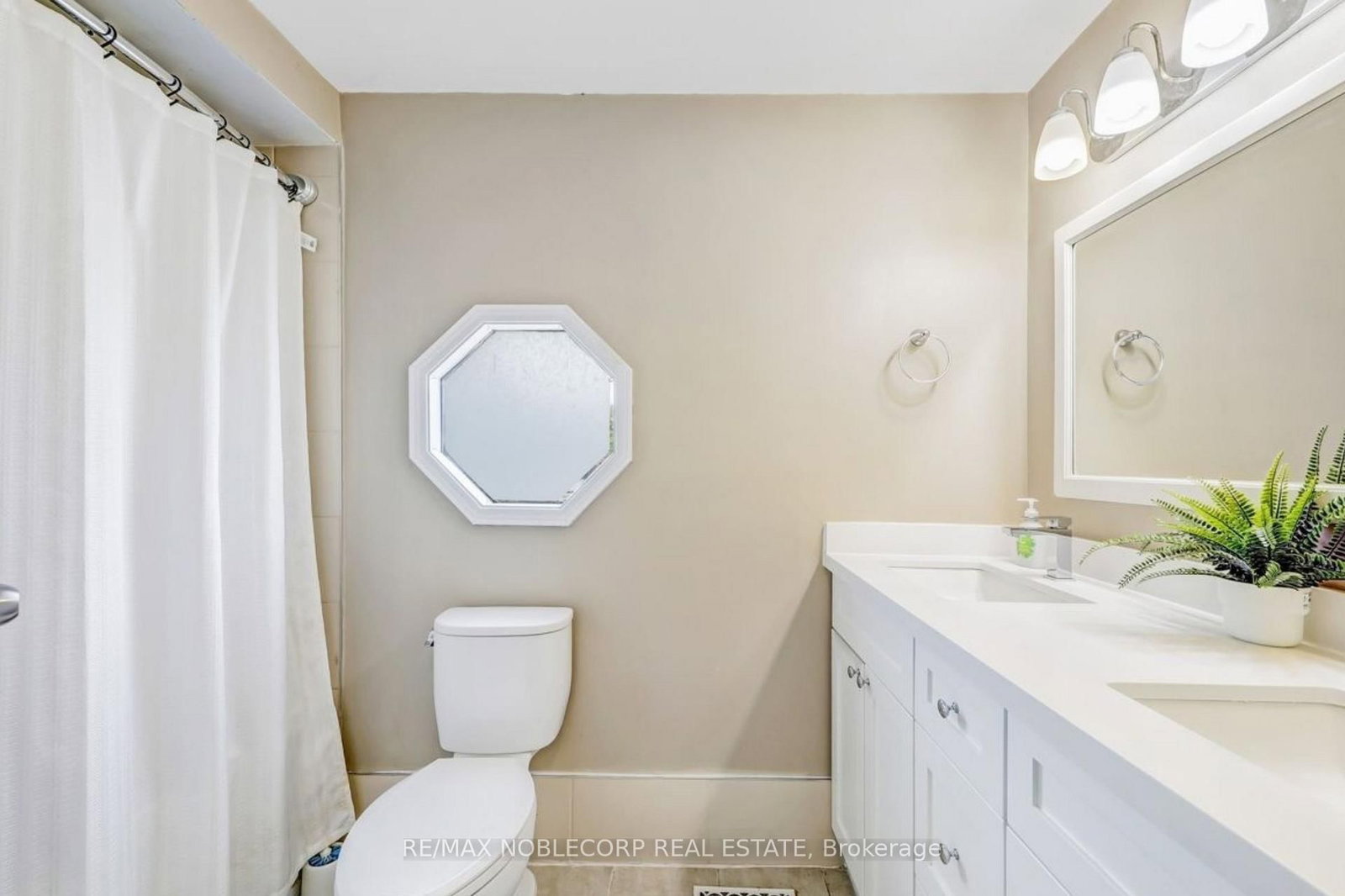 Detached House for sale at 30 Mayberry Court, Brampton, Ontario, L6S 5B2 - Central Park - MLS: W12973552