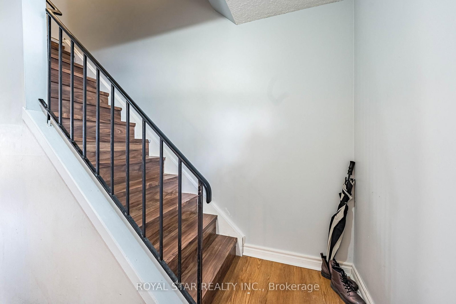 Townhouse for sale at 99-105 Hansen Road, Brampton, Ontario, L6V 3C9 - Madoc - MLS: W12973574