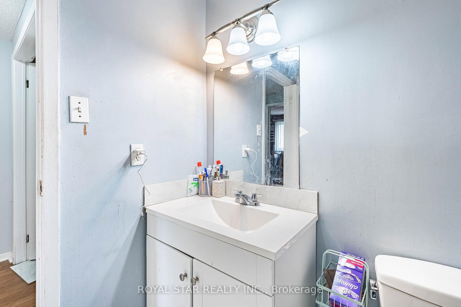 Townhouse for sale at 99-105 Hansen Road, Brampton, Ontario, L6V 3C9 - Madoc - MLS: W12973574