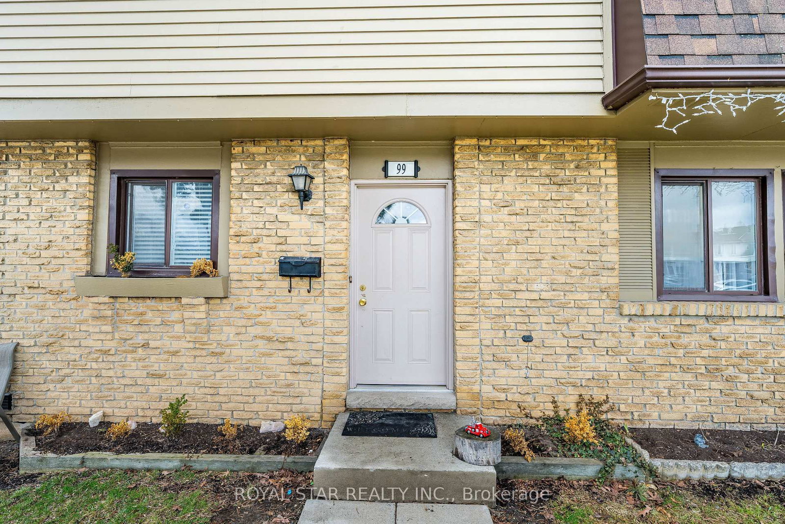 Townhouse for sale at 99-105 Hansen Road, Brampton, Ontario, L6V 3C9 - Madoc - MLS: W12973574