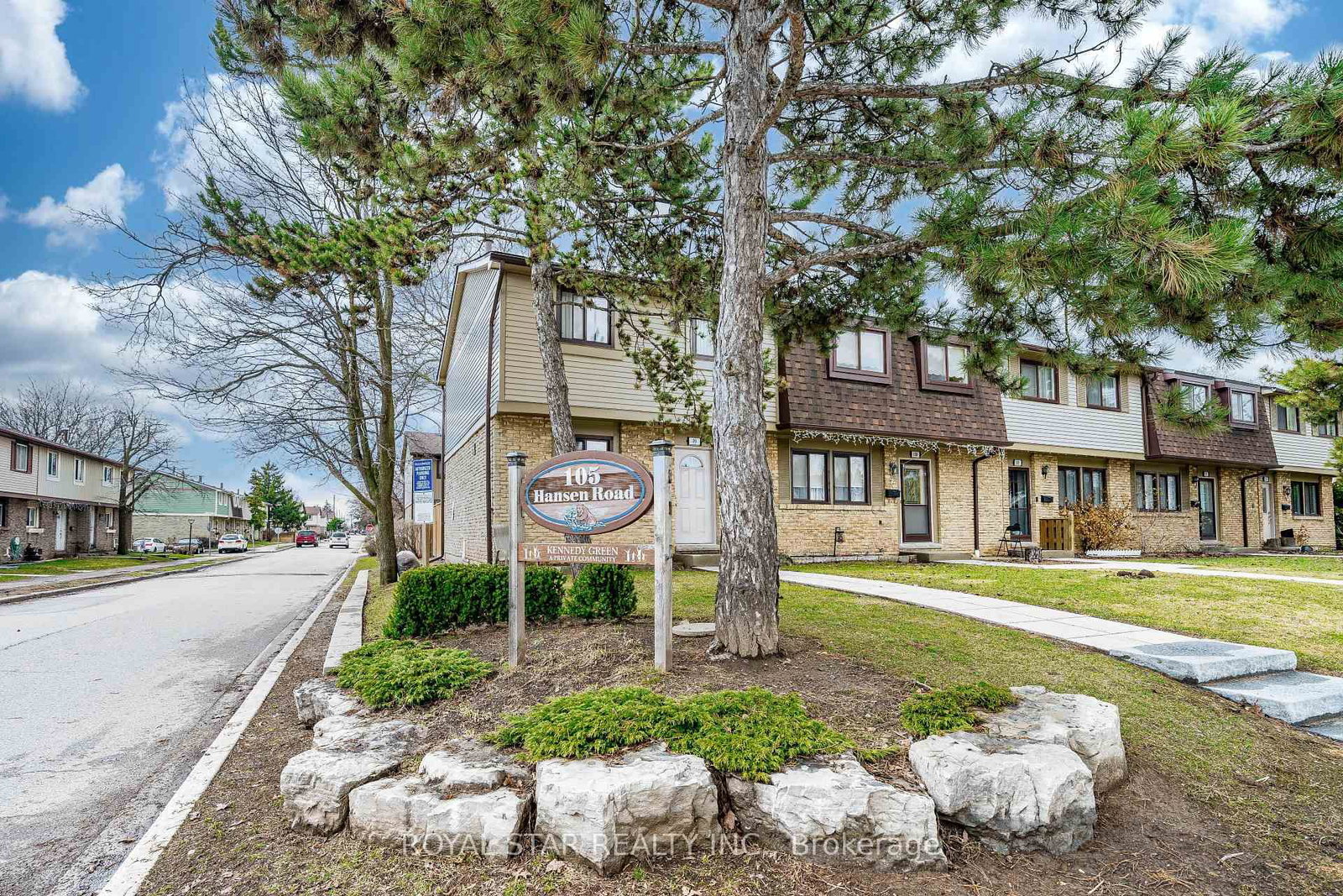 Townhouse for sale at 99-105 Hansen Road, Brampton, Ontario, L6V 3C9 - Madoc - MLS: W12973574