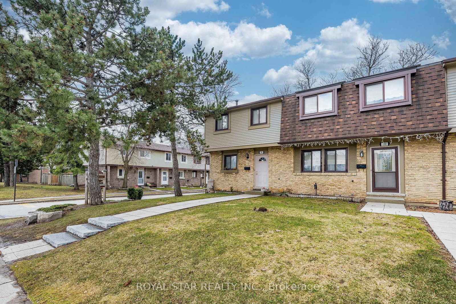 Townhouse for sale at 99-105 Hansen Road, Brampton, Ontario, L6V 3C9 - Madoc - MLS: W12973574