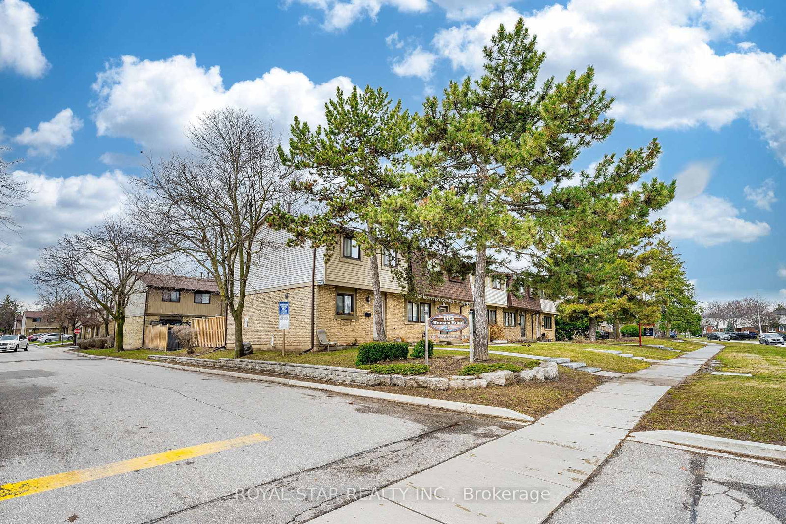 Townhouse for sale at 99-105 Hansen Road, Brampton, Ontario, L6V 3C9 - Madoc - MLS: W12973574