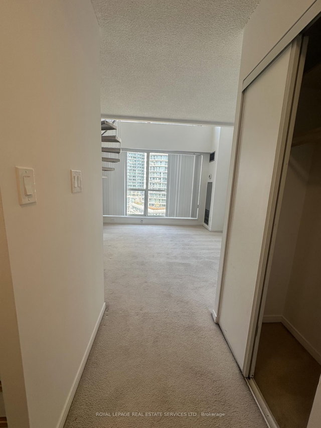 1105 - 2261 Lake Shore Boulevard W