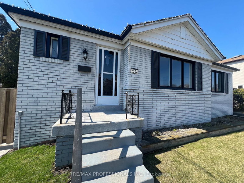 2504 Donnavale Dr, Mississauga, L5A 2N1 | Image 3