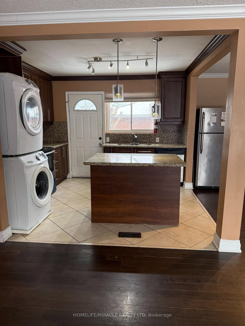 26 Alexandria Cres, Brampton, L6T 1N3 | Image 2