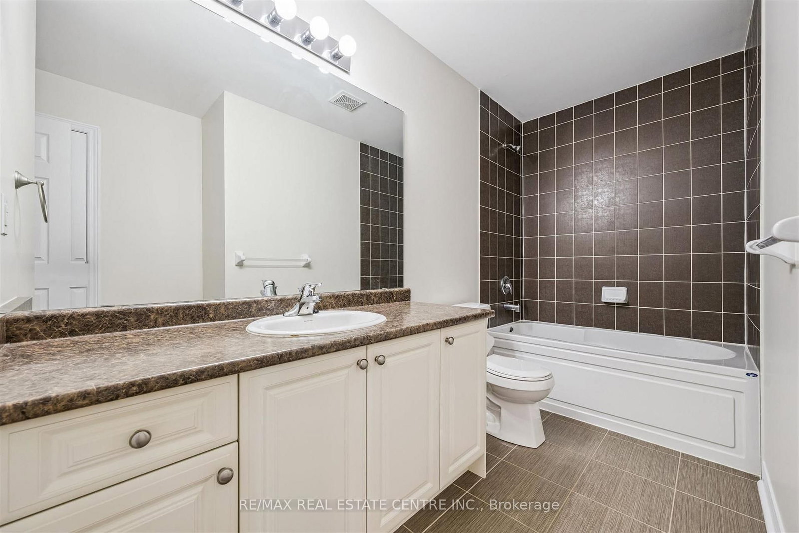 Detached House for sale at 37 Zanetta Crescent, Brampton, Ontario, L6Y 6A2 - Credit Valley - MLS: W12974290