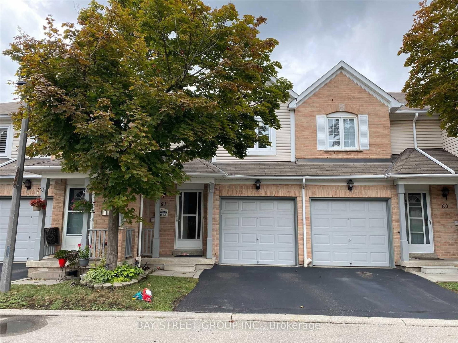 Welcome Home To This Beautiful Townhouse Nestled In A Desirable Neighbourhood In One Of The Most Highly Ranked School Zones In The Gta! Stylish & Beautifully Updated W/ Laminate Floors On Main Level & Basement, Carpet On Stairs/2nd Level, New S/S Fridge, Dishwasher, 3 Spacious Bedrooms, Semi Ensuite +W/I Closet In Master. Bright Finished Basement, W/Custom Bar!