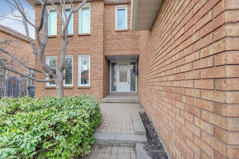 4 Garbutt Cres, Brampton, L6X 3G5 | Image 2