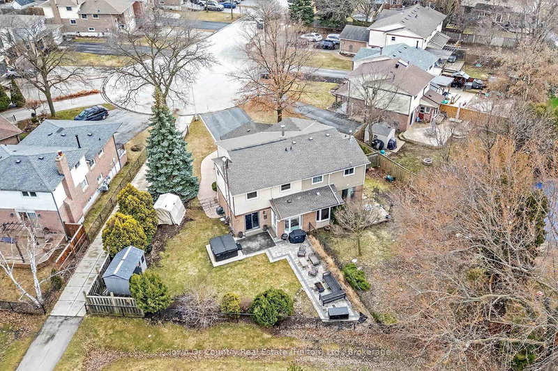 522 Conway Crt, Milton, L9T 4B8 | Image 3