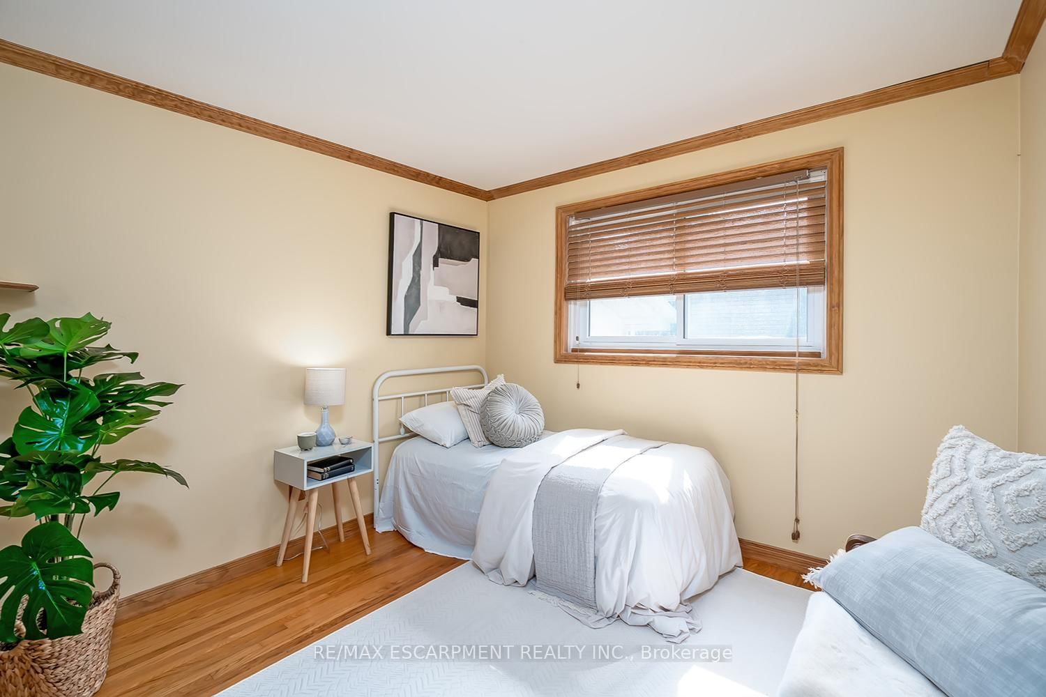 Detached House for sale at 652 Ardleigh Crescent, Burlington, Ontario, L7L 4K8 - Appleby - MLS: W12975286