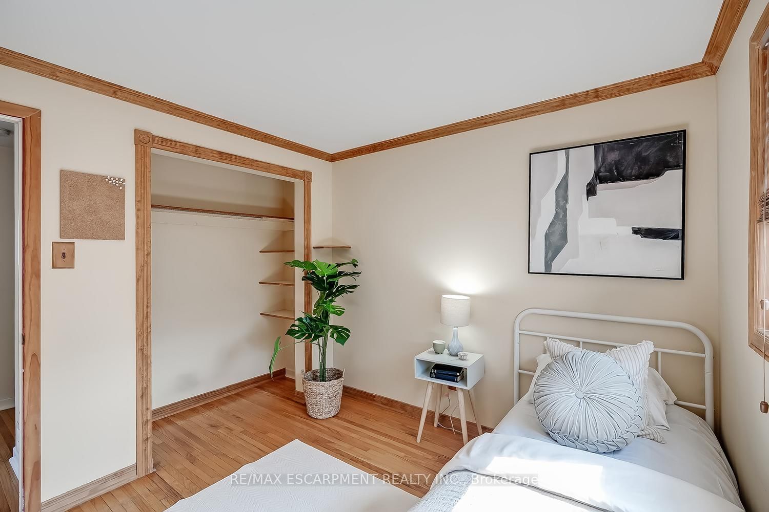 Detached House for sale at 652 Ardleigh Crescent, Burlington, Ontario, L7L 4K8 - Appleby - MLS: W12975286