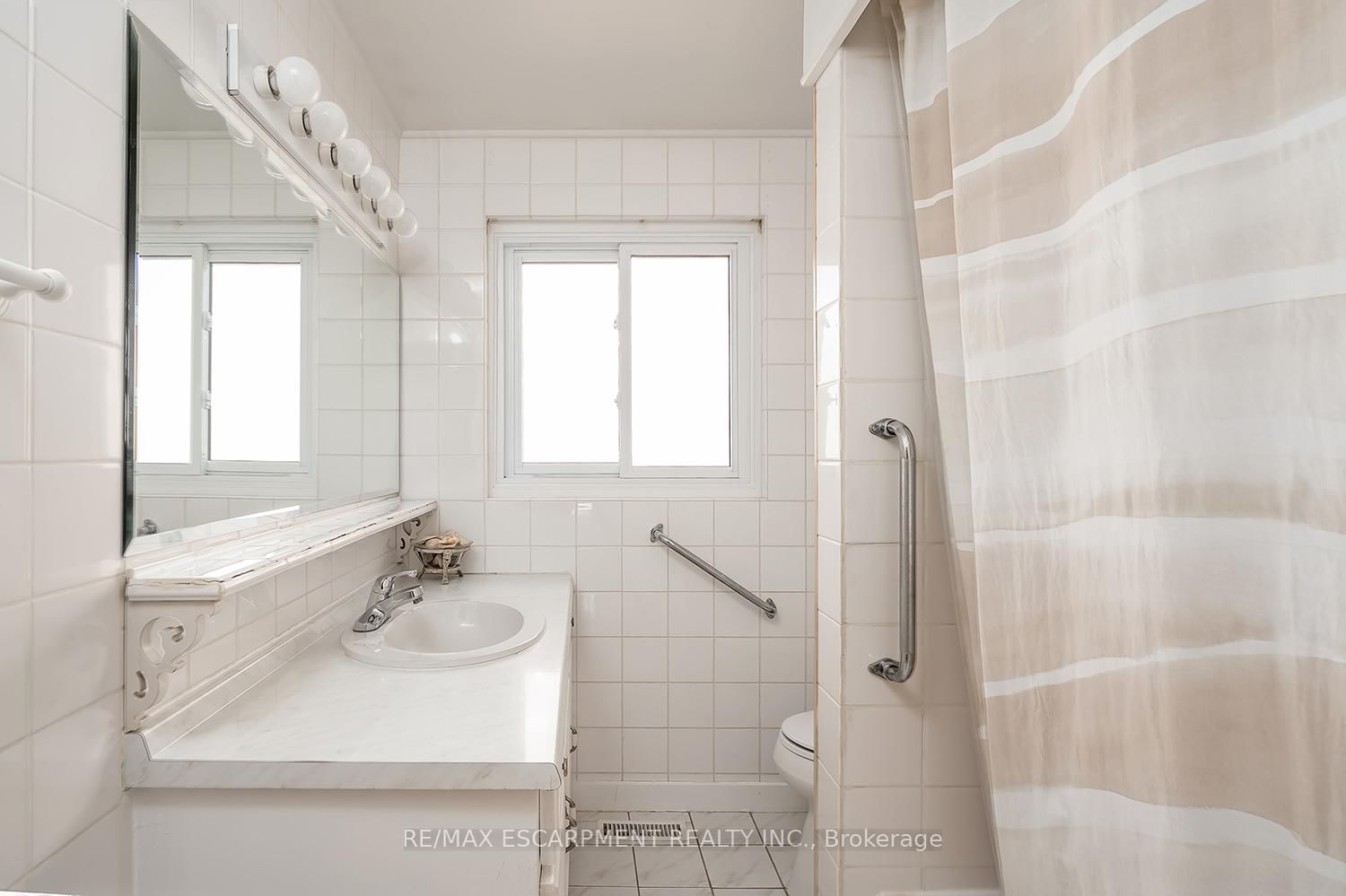 Detached House for sale at 652 Ardleigh Crescent, Burlington, Ontario, L7L 4K8 - Appleby - MLS: W12975286