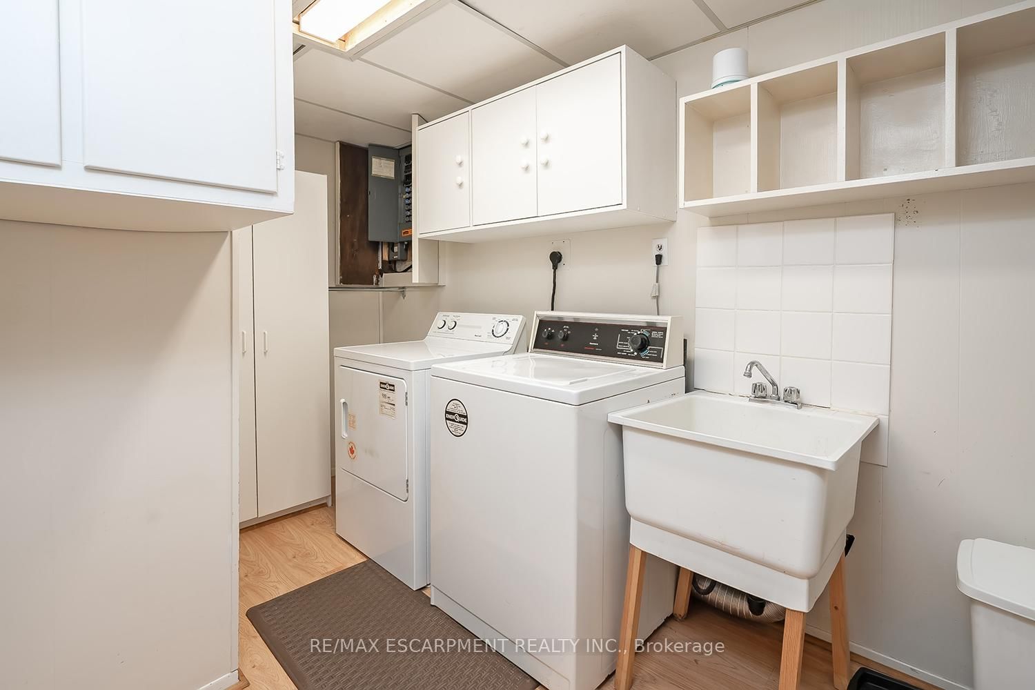 Detached House for sale at 652 Ardleigh Crescent, Burlington, Ontario, L7L 4K8 - Appleby - MLS: W12975286