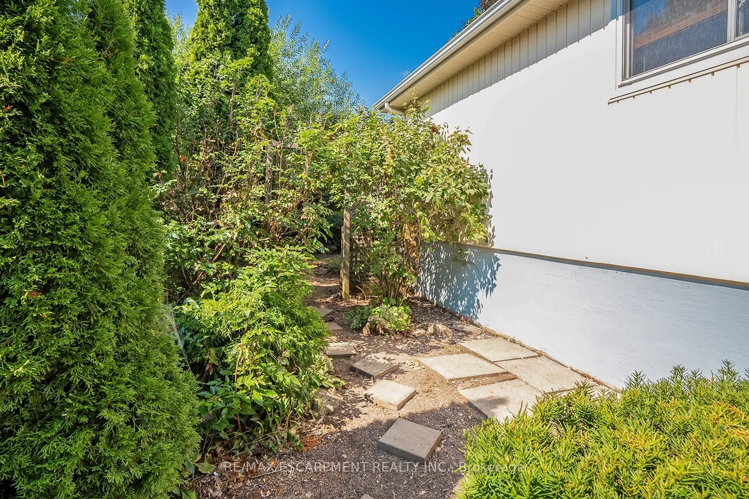 Detached House for sale at 652 Ardleigh Crescent, Burlington, Ontario, L7L 4K8 - Appleby - MLS: W12975286