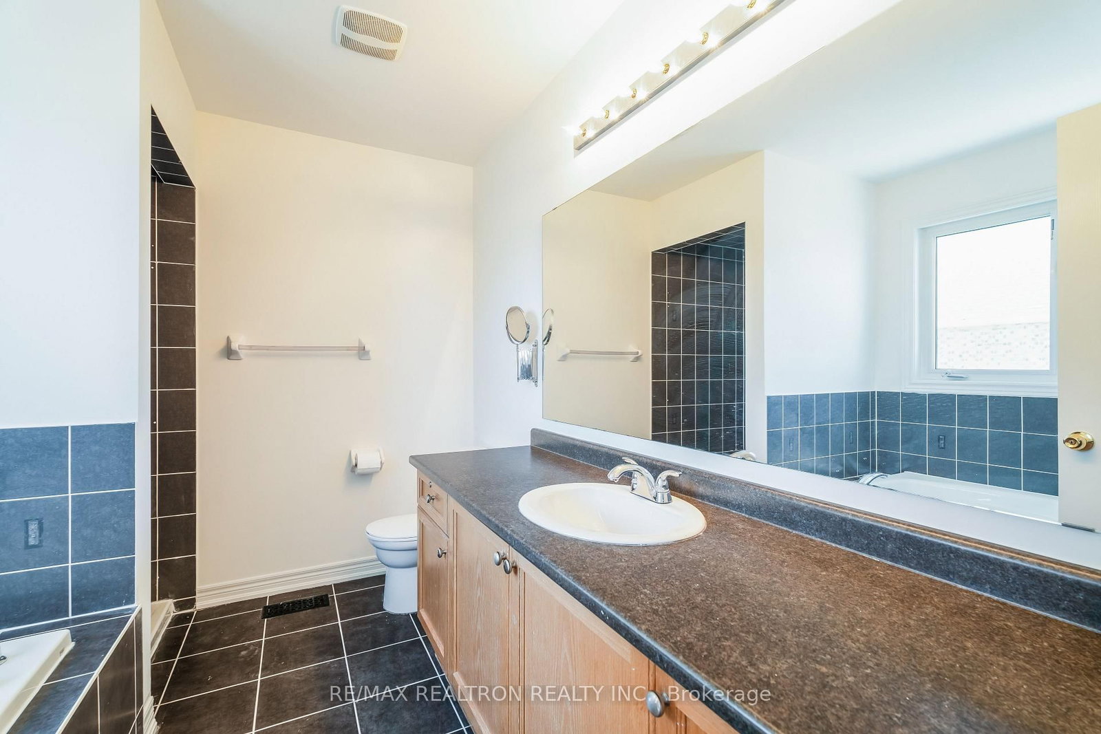 Detached House for sale at 9 CONSTANCE Street, Brampton, Ontario, L6P 3C9 - Bram East - MLS: W12975356