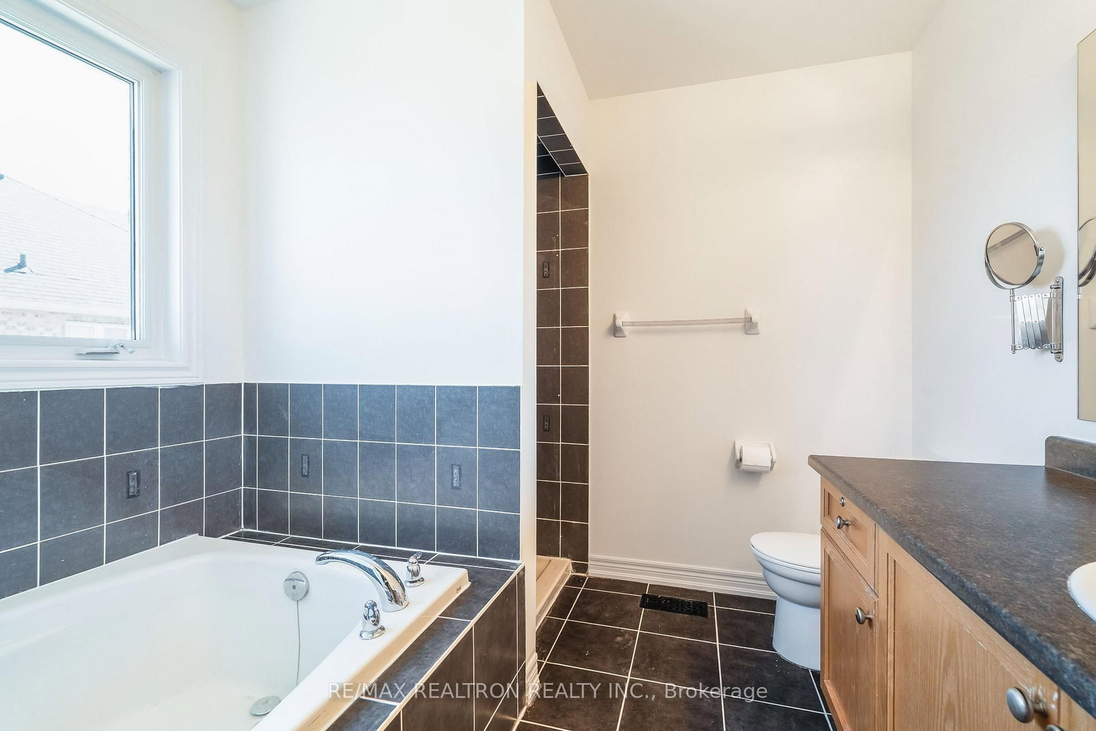 Detached House for sale at 9 CONSTANCE Street, Brampton, Ontario, L6P 3C9 - Bram East - MLS: W12975356