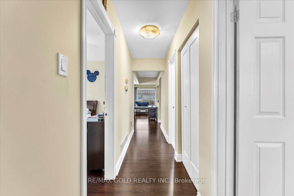 Detached House for sale at 53 Dorchester Drive, Brampton, Ontario, L6T 3E2 - Southgate - MLS: W12975374