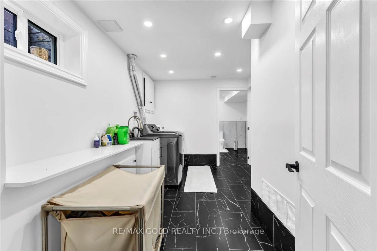 Detached House for sale at 53 Dorchester Drive, Brampton, Ontario, L6T 3E2 - Southgate - MLS: W12975374