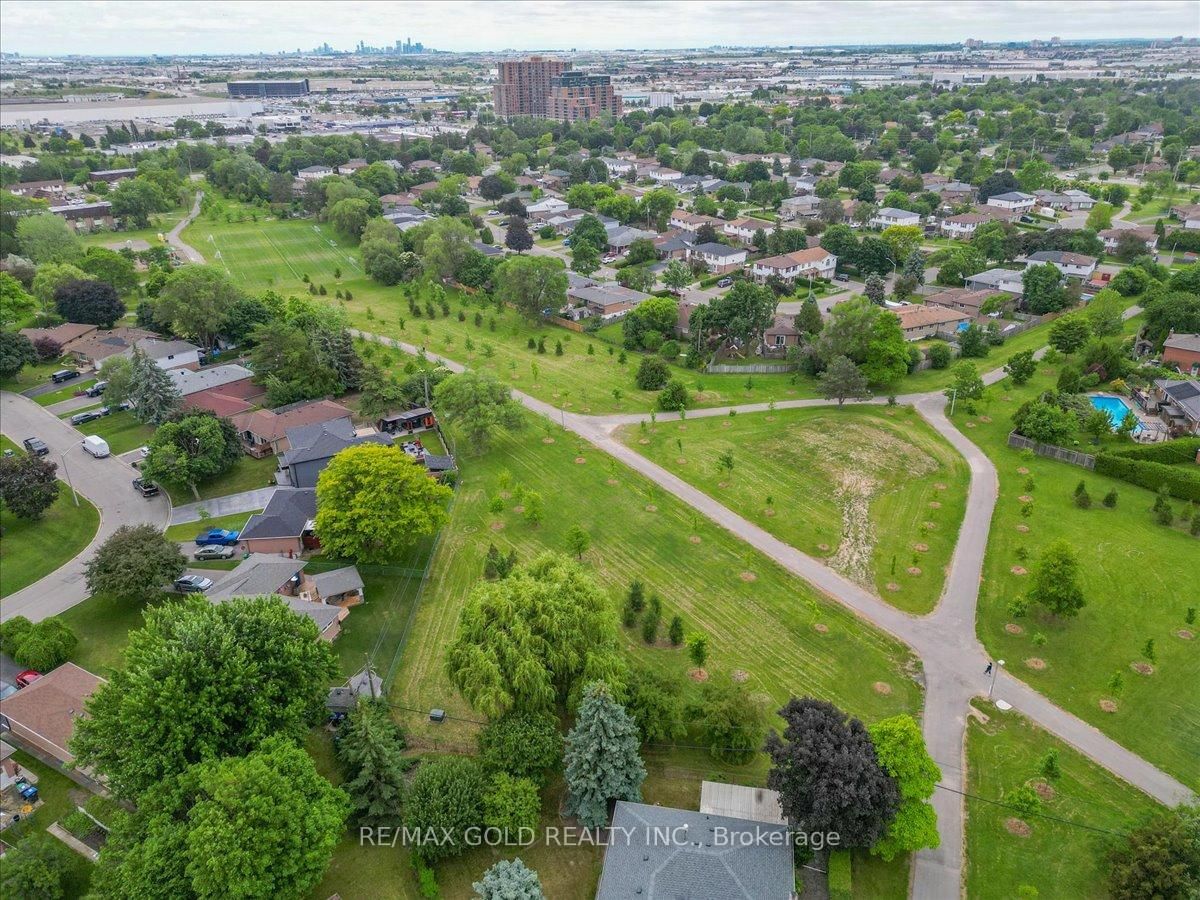 Detached House for sale at 53 Dorchester Drive, Brampton, Ontario, L6T 3E2 - Southgate - MLS: W12975374