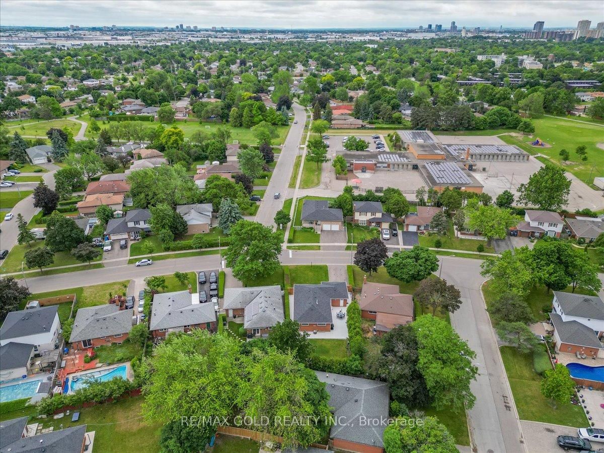 Detached House for sale at 53 Dorchester Drive, Brampton, Ontario, L6T 3E2 - Southgate - MLS: W12975374