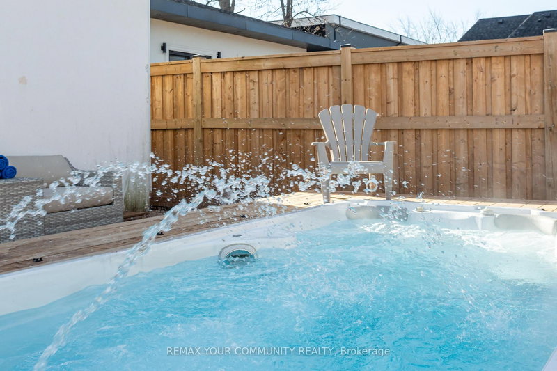 338 Woodale Ave, Oakville, M9R 2R6 | Image 2