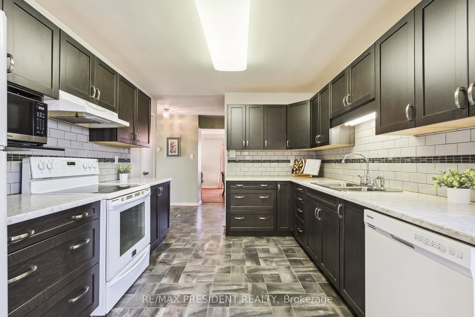 Detached House for sale at 384 Centre Street, Brampton, Ontario, L6V 3L6 - Brampton North - MLS: W12976026