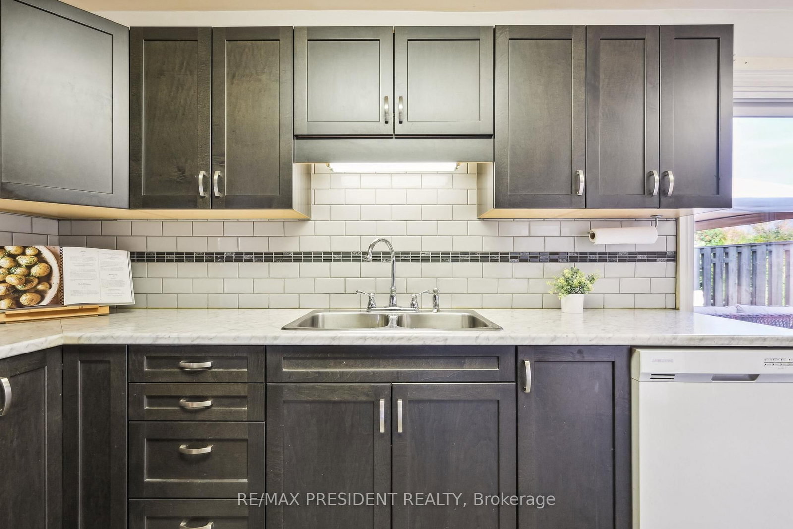 Detached House for sale at 384 Centre Street, Brampton, Ontario, L6V 3L6 - Brampton North - MLS: W12976026