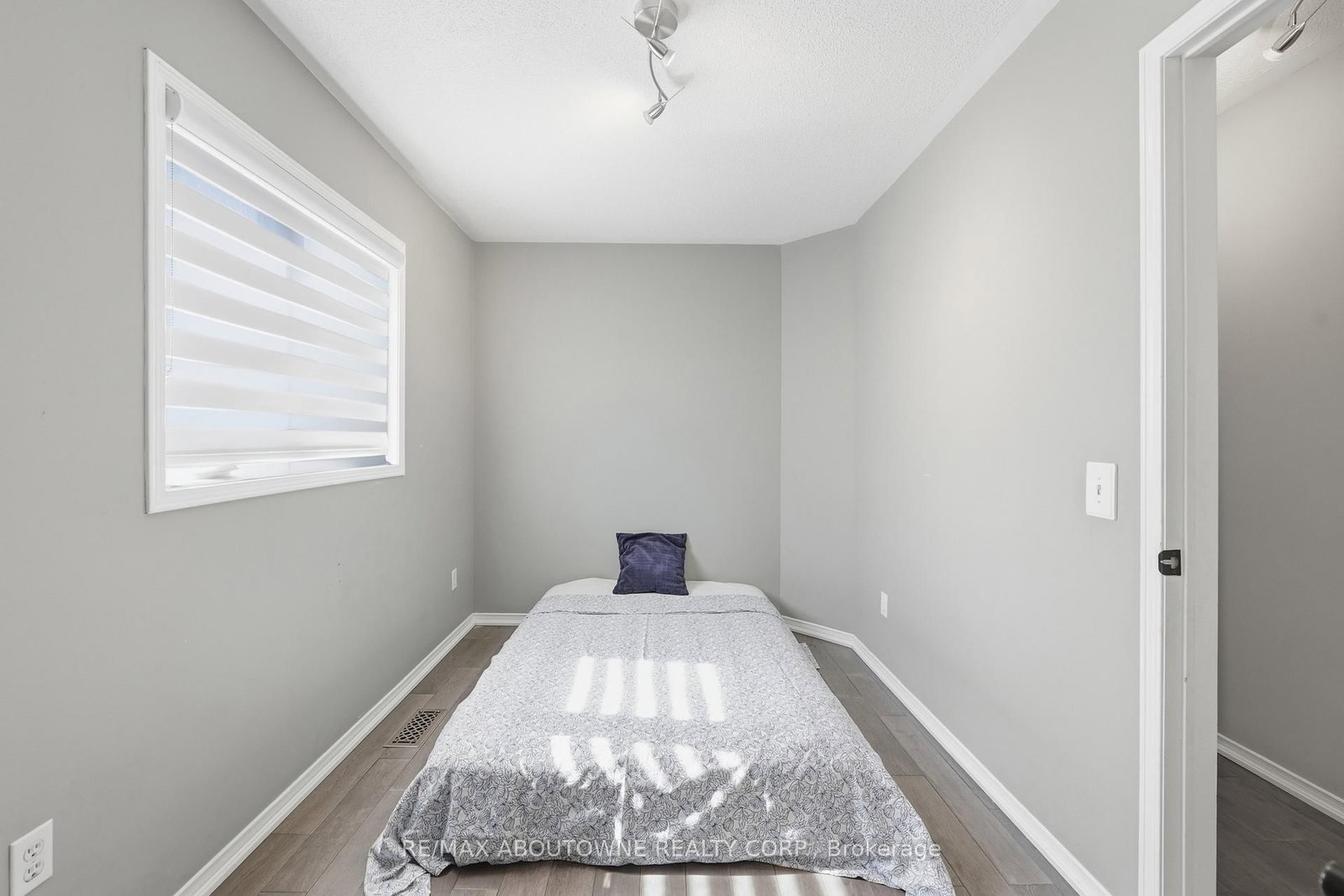 Detached House for sale at 2665 Castle Hill Crescent, Oakville, Ontario, L6H 6J1 - River Oaks - MLS: W12976132