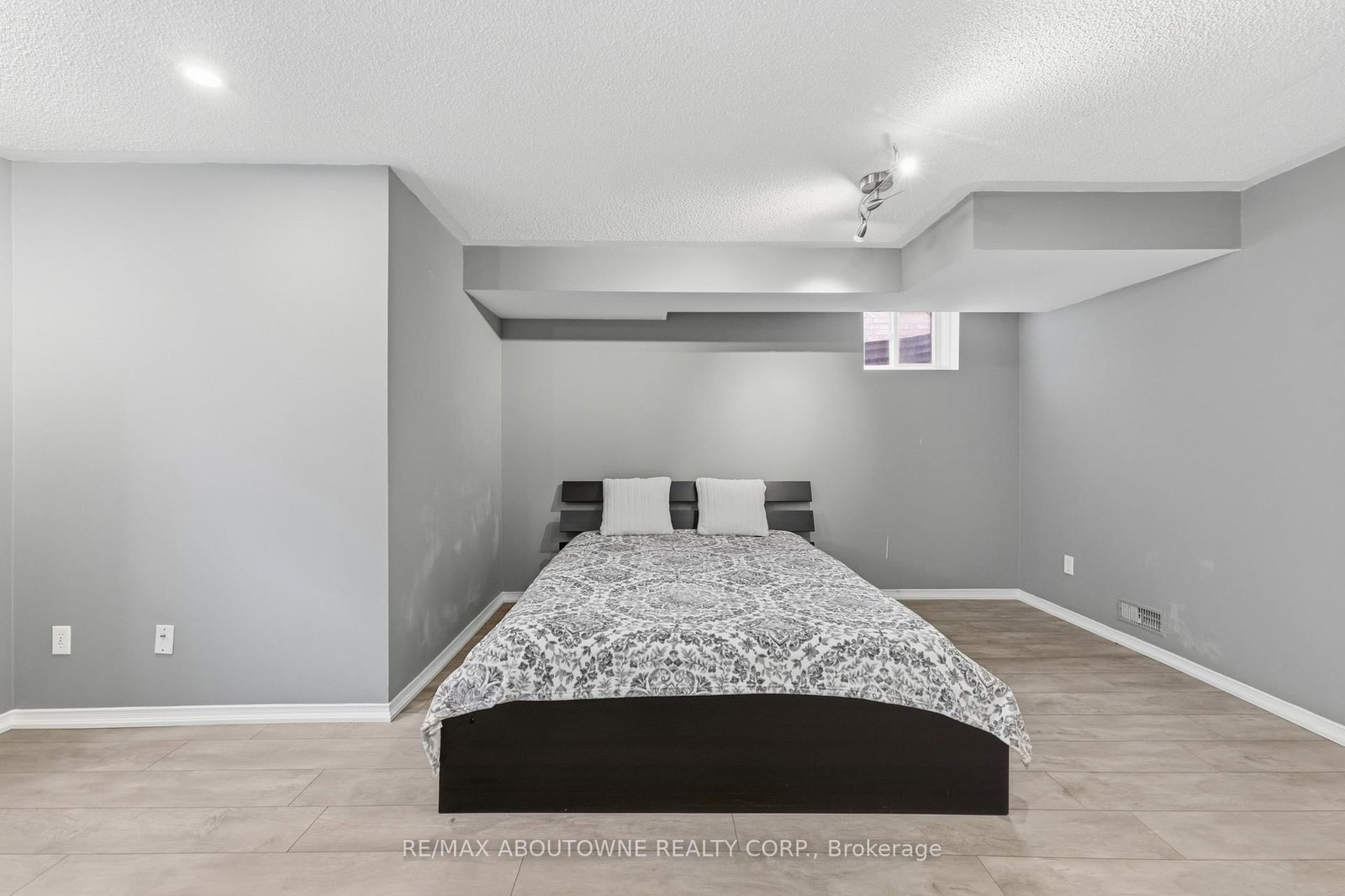 Detached House for sale at 2665 Castle Hill Crescent, Oakville, Ontario, L6H 6J1 - River Oaks - MLS: W12976132