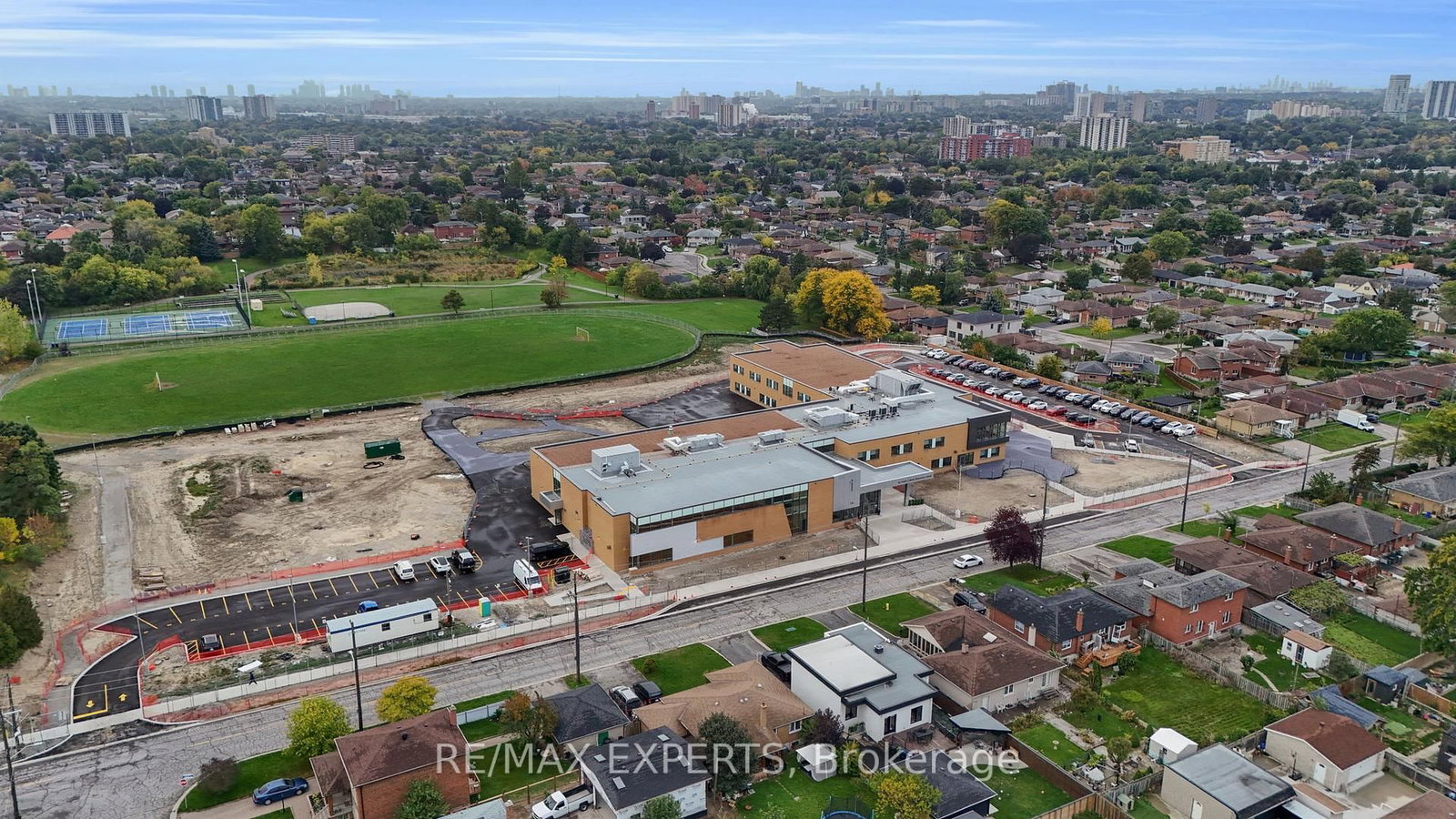 Detached House for sale at 26 Grovedale Avenue, Toronto, Ontario, M6L 1Y6 - Maple Leaf - MLS: W12976170