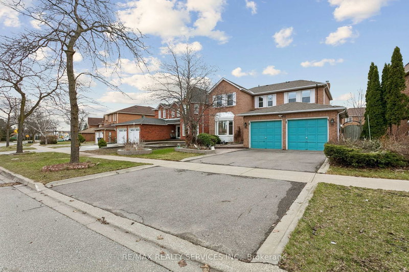 16 Major William Sharpe Dr E, Brampton, L6X 3K3 | Image 2