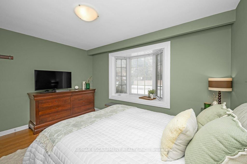 Detached House for sale at 345 Sandlewood Road, Oakville, Ontario, L6L 3S1 - West - MLS: W12976824