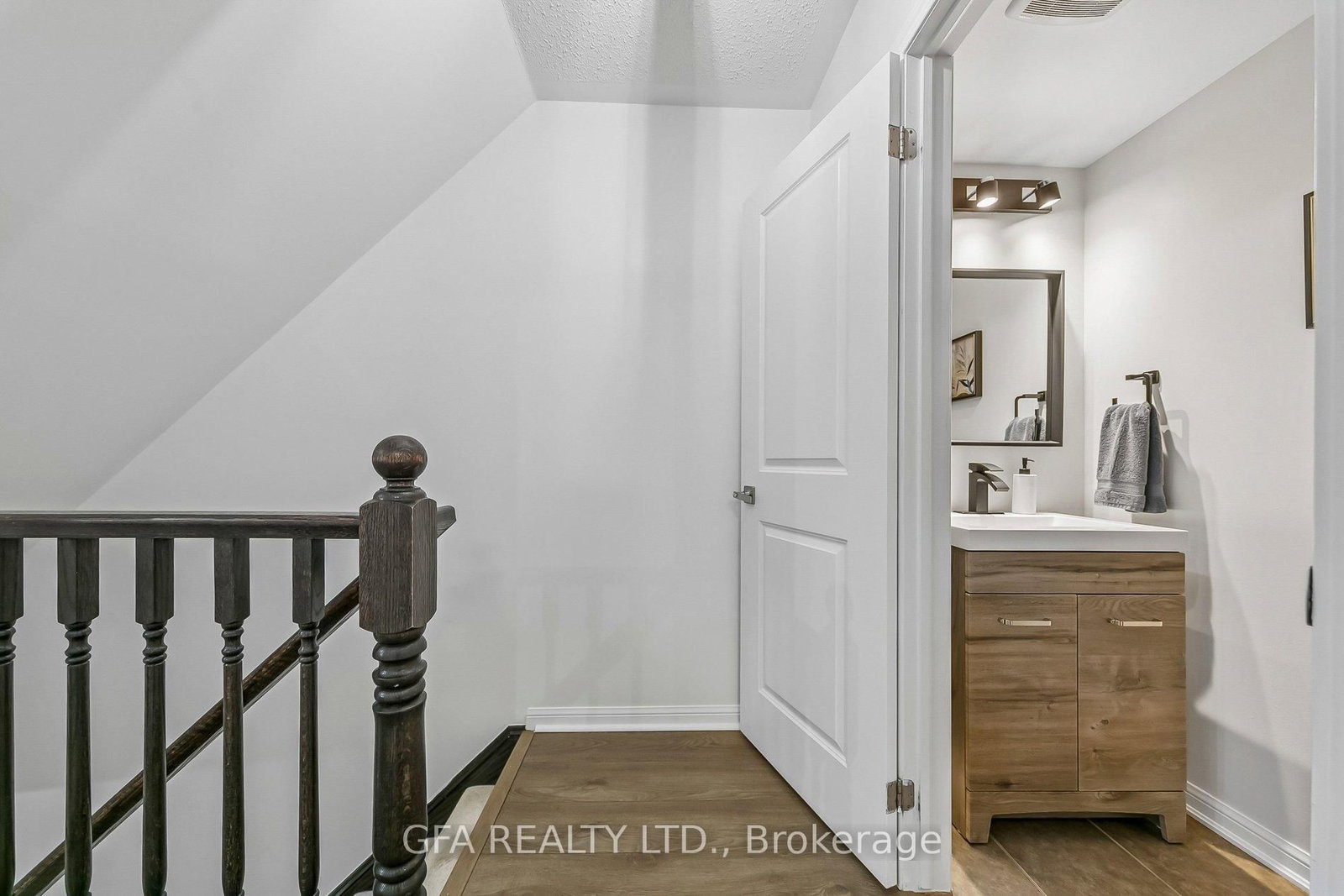 Townhouse for sale at 937 Nadalin Heights, Milton, Ontario, L9T 8R2 - Willmott - MLS: W12977058