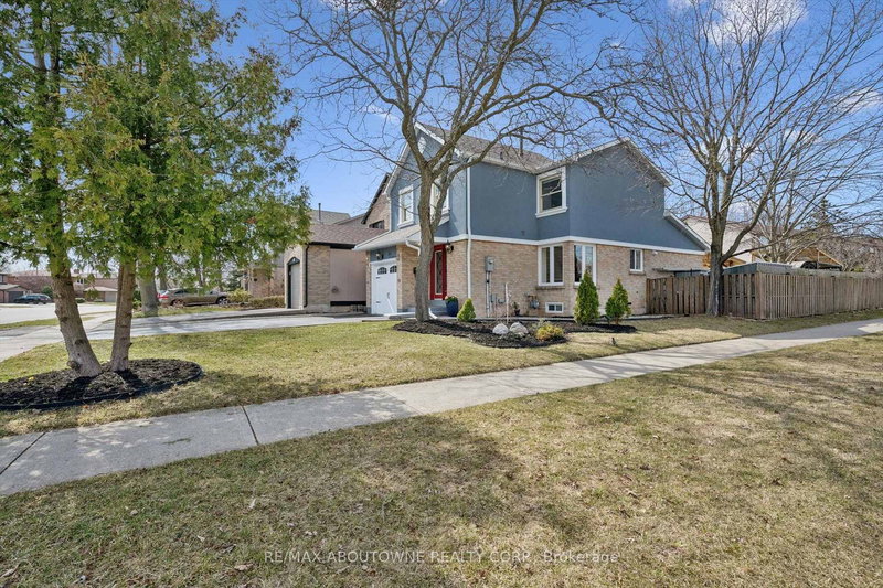 395 Maidstone Cres, Oakville, L6M 1C1 | Image 3