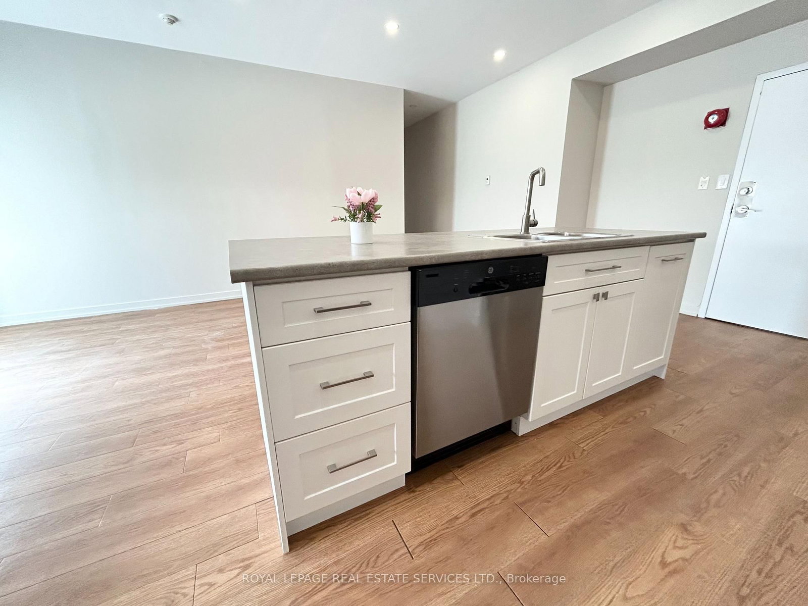 62 Park Avenue, Unit 102 - Photo 5